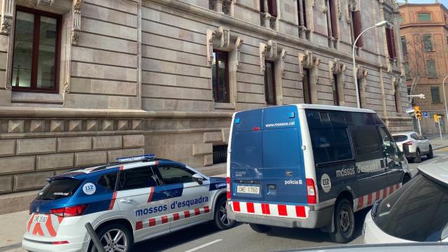 Vehículos policiales junto a la fachada de la Audiencia de Barcelona