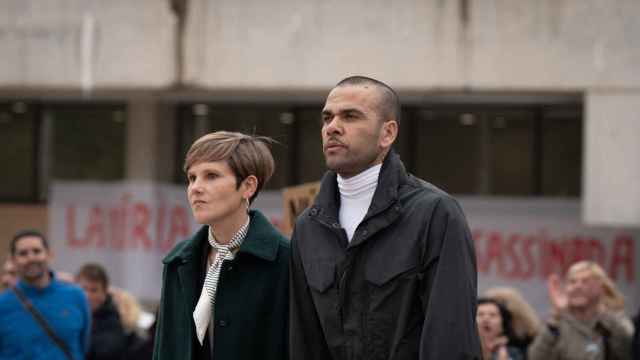 Dani Alves cuando salió de prisión, junto a su abogada, Inés Guardiola, tras pagar un millón de euros de fianza