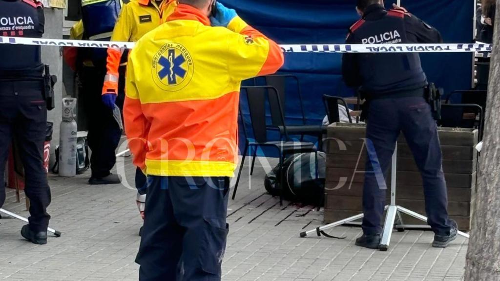 Sanitarios y agentes de los Mossos d'Esquadra tras el asesinato de 'Bubito' en una cafetería de Montgat (Barcelona)