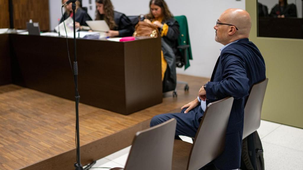 Saül Gordillo, sentado en el banquillo de los acusados del juzgado de lo penal número 7, que le ha condenado por agresión sexual