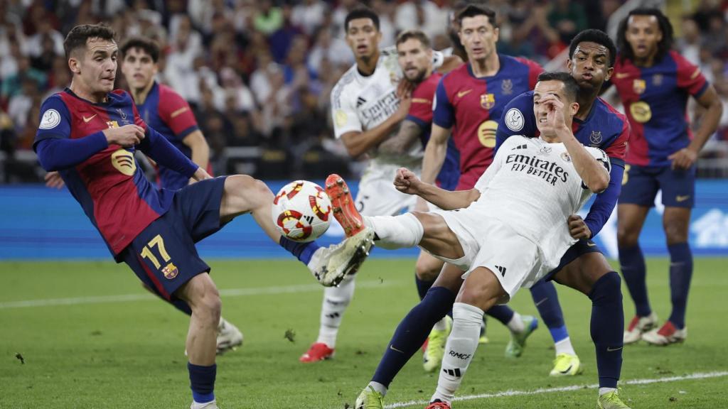 Marc Casadó lucha por un balón dividido contra Lucas Vázquez en el clásico de Supercopa