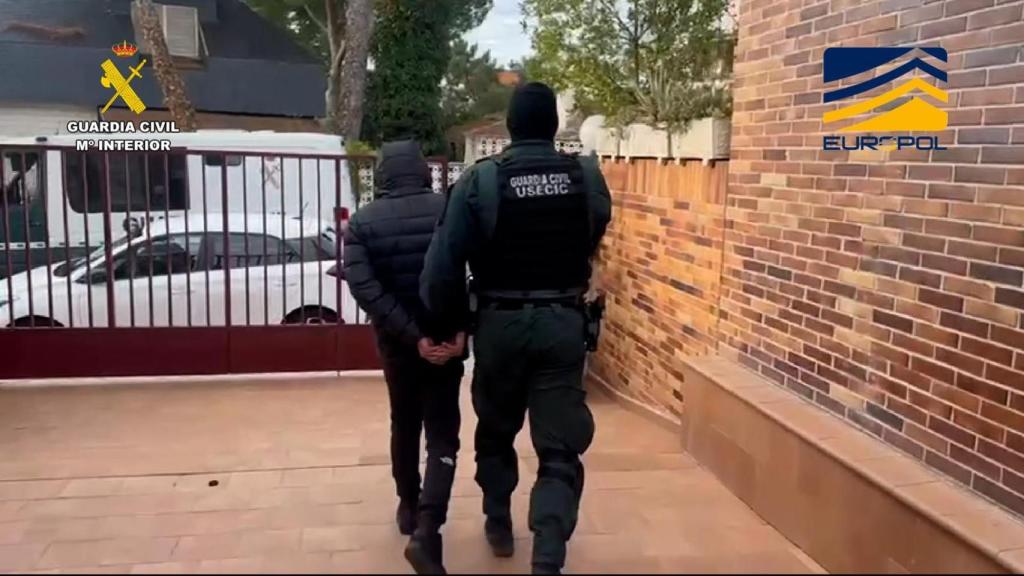 Agente de la Guardia Civil durante la operación “MILTRUCK FRENCHI” para desarticular la red de 'Lucky'