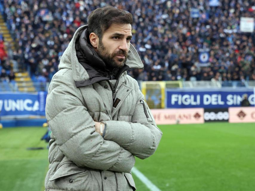 Cesc Fábregas dirige al Como en un partido de la Serie A