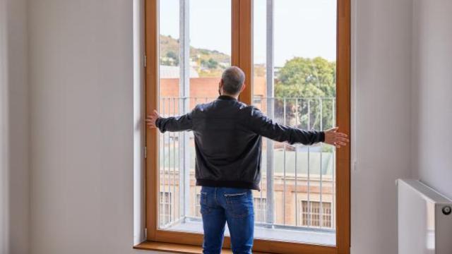 Persona al lado de una ventana