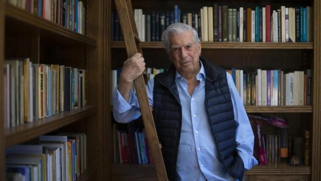 Mario Vargas Llosa, en una de sus últimas imágenes en su despacho-biblioteca en Madrid
