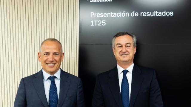 Sergio Palavecino (i), director financiero del Banco Sabadell, y César González-Bueno, consejero delegado.