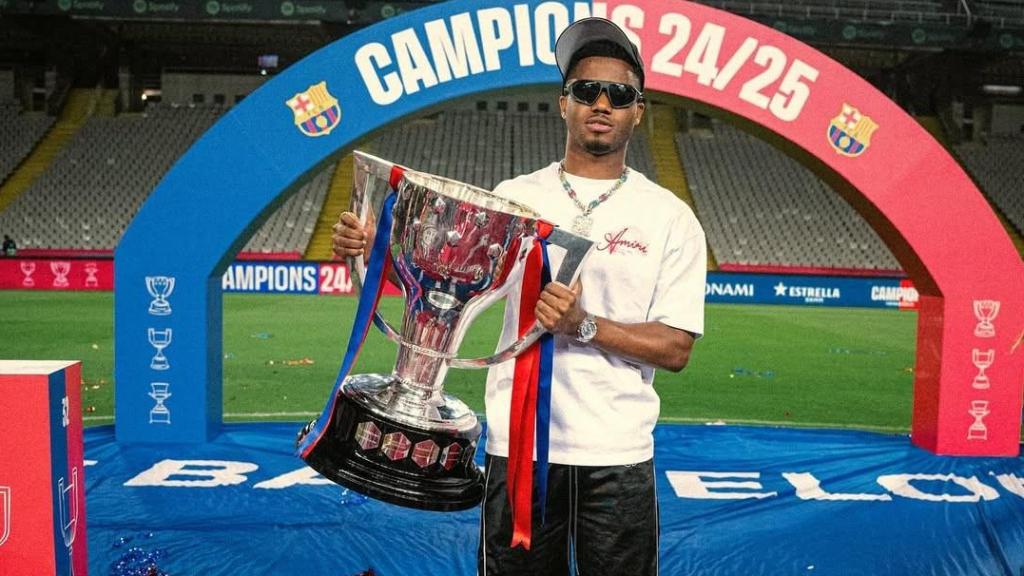 Ansu Fati posa con el trofeo de la Liga en Montjuïc