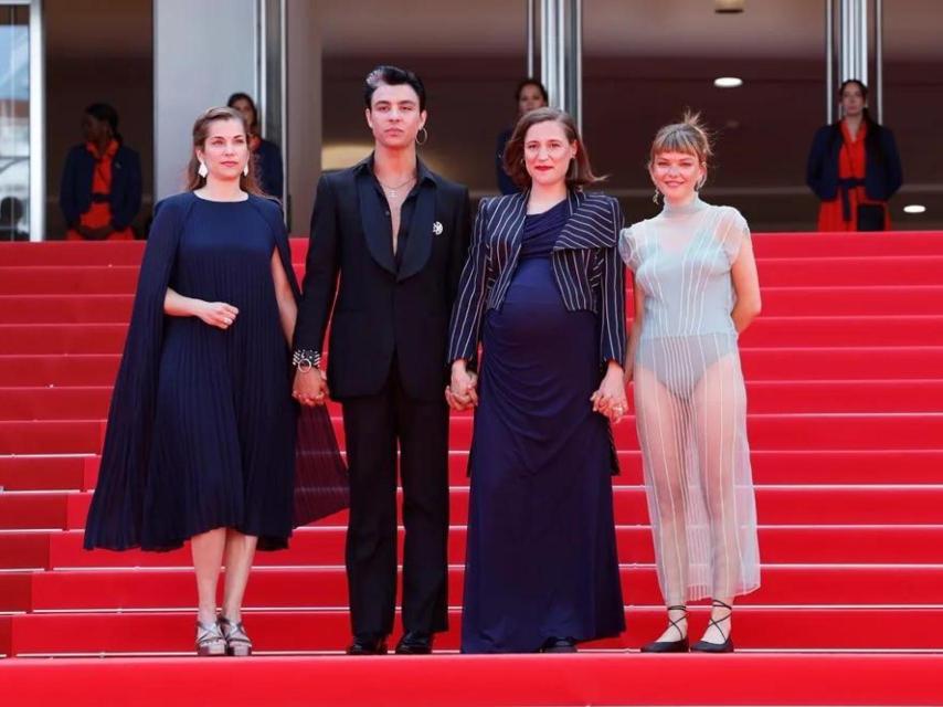Carla Simón junto al reparto de 'Romería' en el Festival de Cannes