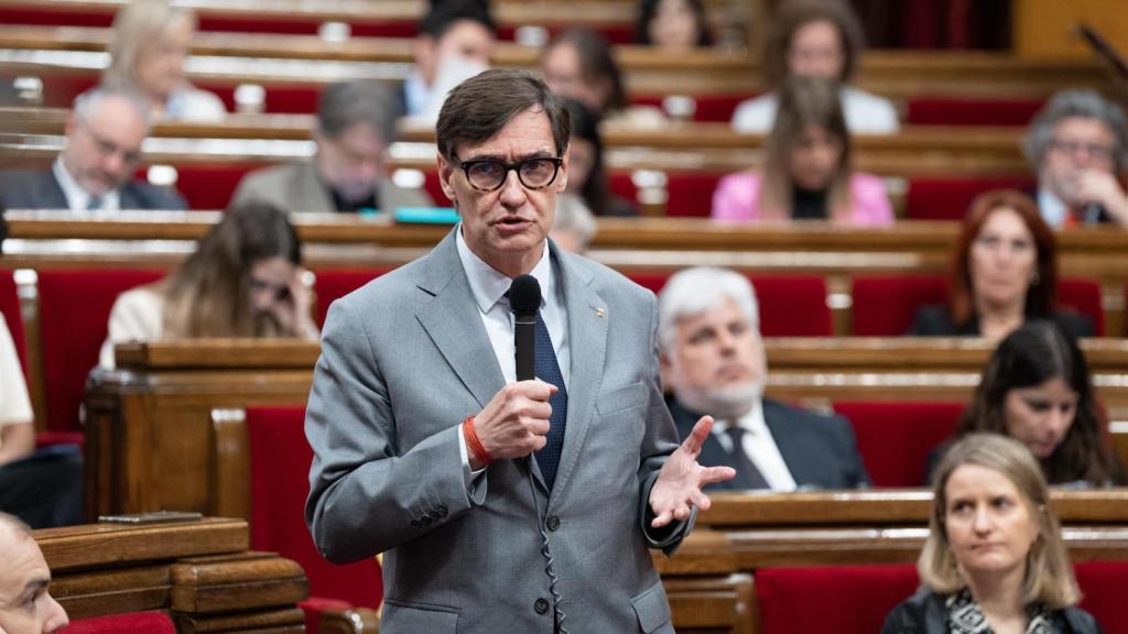 El presidente de la Generalitat, Salvador Illa, durante la sesión de control al Govern en el Parlament