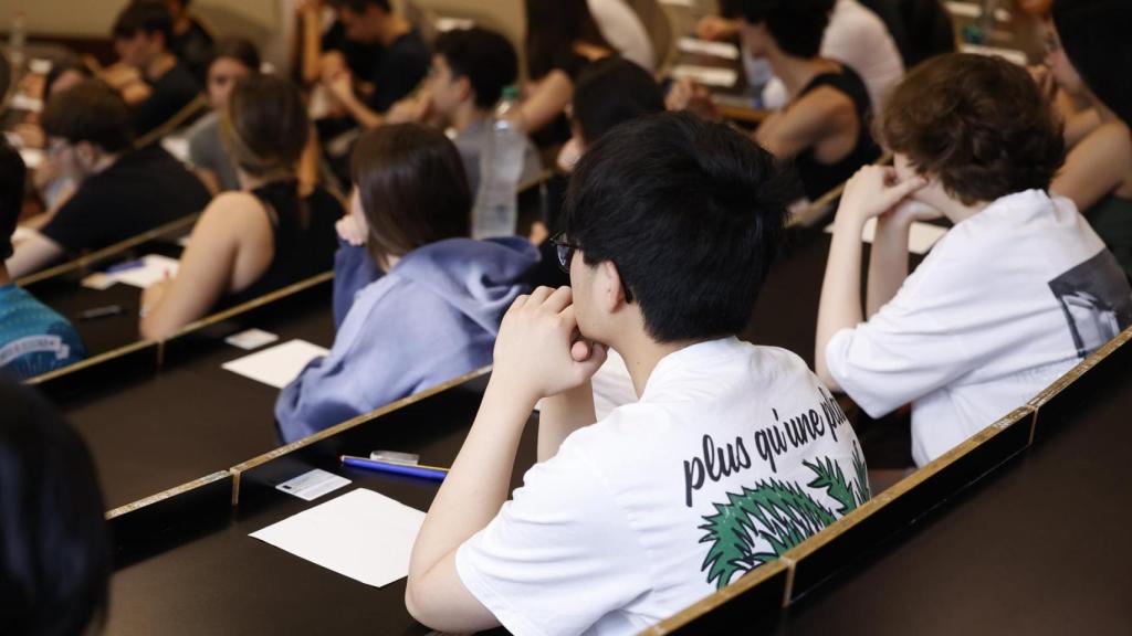 Imagen de archivo - Estudiantes esperan para comenzar un examen de la Selectividad en el Campus Ciutadella de la UPF, en Barcelona