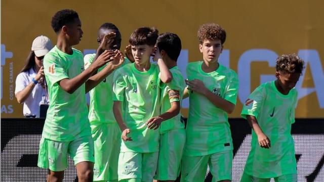 La plantilla del Infantil B celebra un gol en LaLiga Promises
