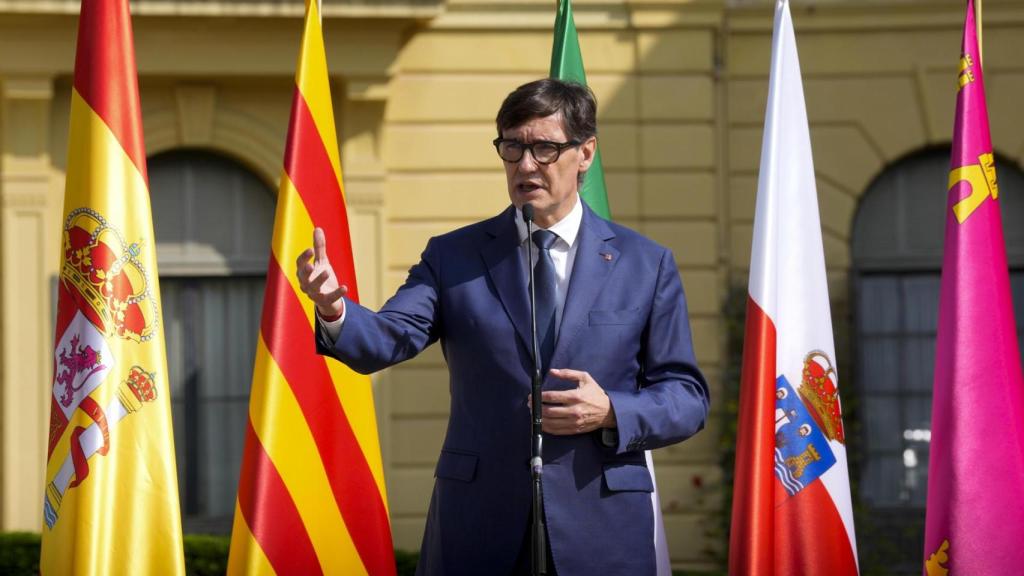 El presidente de la Generalitat de Catalunya, Salvador Illa, hace una declaración antes del inicio de la XXVIII Conferencia de Presidentes que se celebra este viernes en el Palau de Pedralbes, en Barcelona