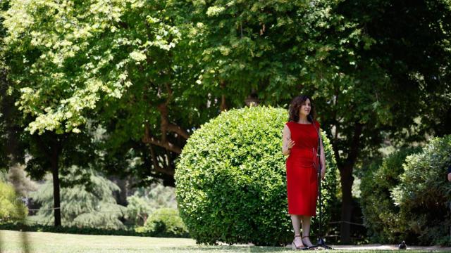 La presidenta de la Comunidad de Madrid, Isabel Díaz Ayuso, durante una rueda de prensa en el marco de su asistencia a la XXVIII Conferencia de Presidentes, celebrada en el Palau de Pedralbes de Barcelona