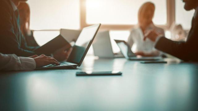 Personas trabajando con ordenadores