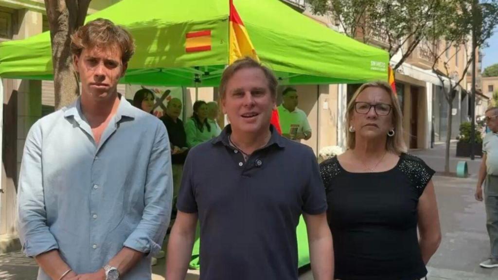 Alberto Tarradas, diputado de Vox en el Parlament, Joan Garriga, portavoz del grupo parlamentario, y Adela García Cerrillo, concejal de Palafrugell (Girona).