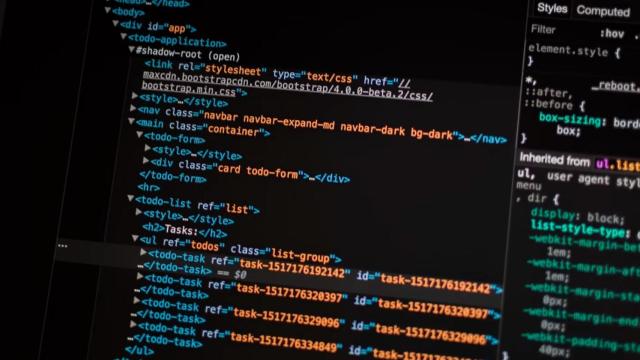 Pantalla con códigos fuentes