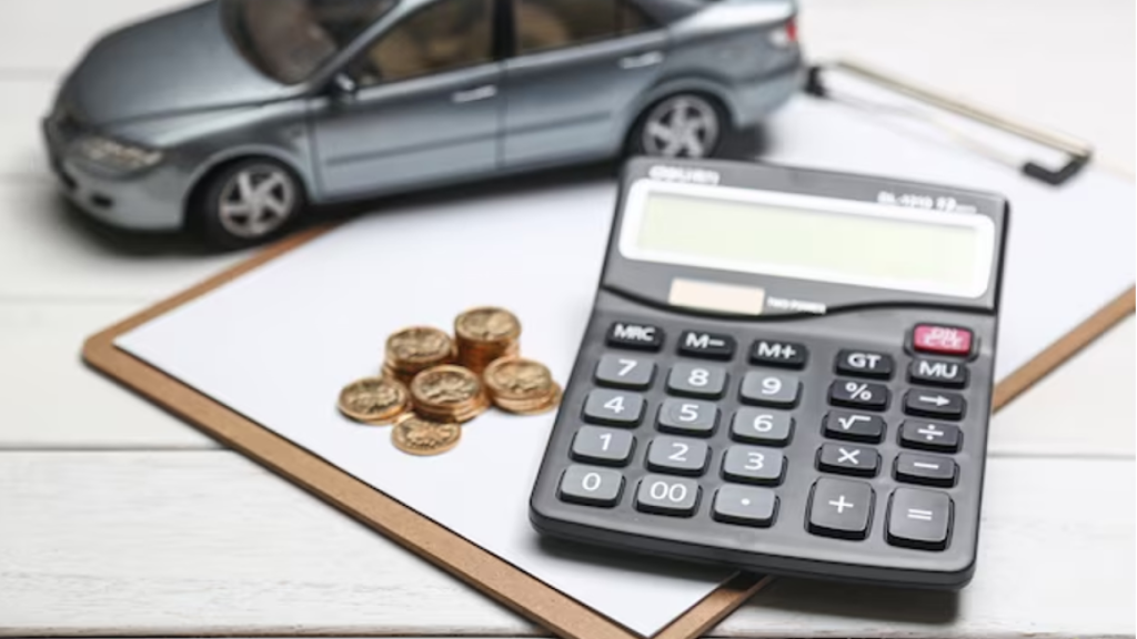 Calculadora, monedas y coche
