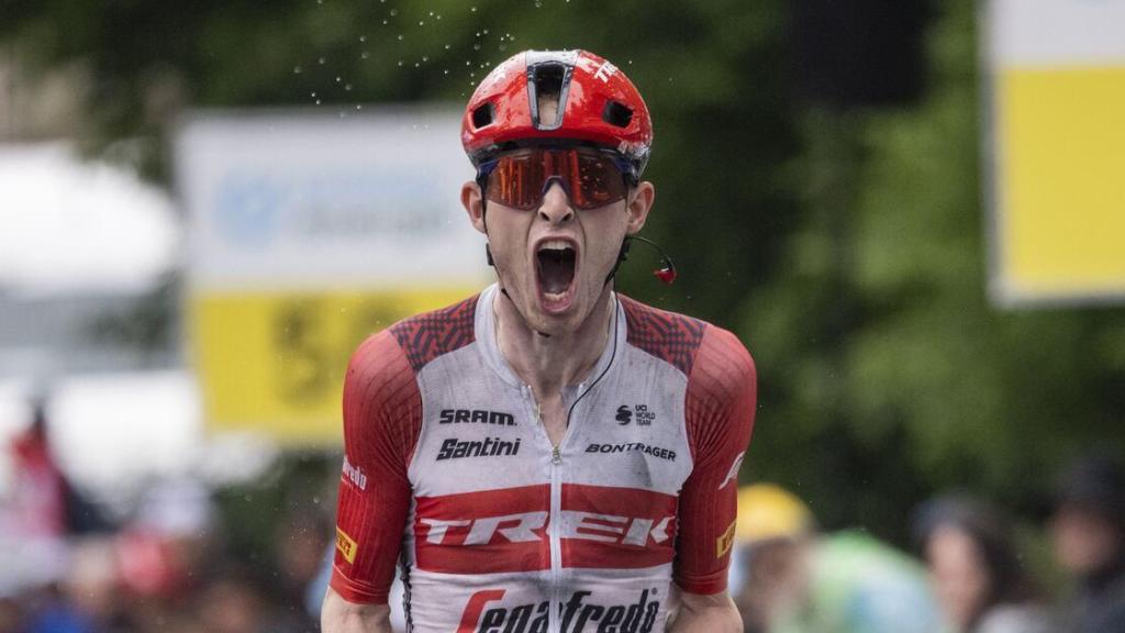 Mattias Skjelmose celebra un triunfo como ciclista profesional.
