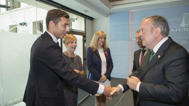 Javier Arana, de la gestora ABE Capital, saluda al anterior consejero de Hacienda Pedro Azpiazu en la presentación del fondo en 2019 / Irekia