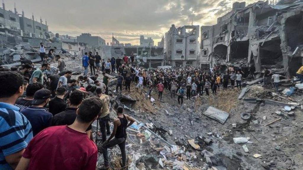 Un grupo de palestinos busca supervivientes tras el bombardeo de Israel contra el campamento de refugiados de Yabalia, el más grande de la Franja de Gaza