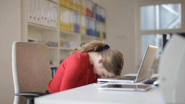 Una joven se queda dormida frente al ordenador