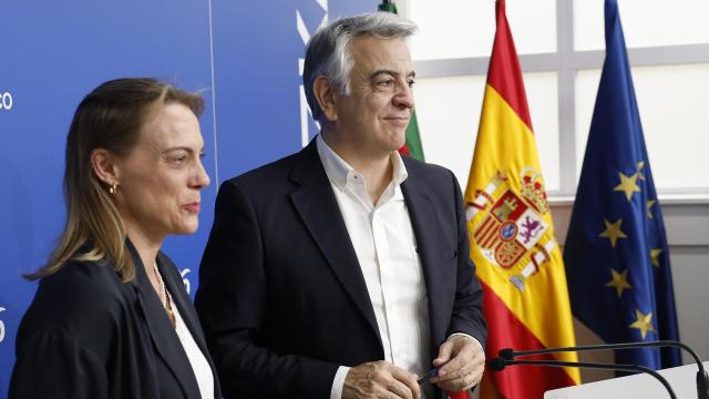 El presidente del PP vasco, Javier De Andrés (d), y la presidenta del PP en Bizkaia, Raquel González (i), han analizado este viernes las sospechas que recaen sobre la Diputación de Bizkaia
