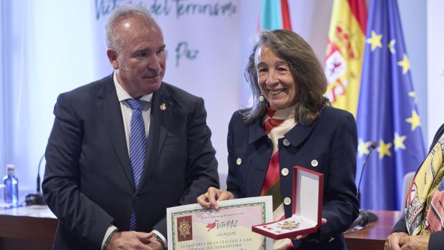 El presidente de la asociación, Alfonso Sánchez, entrega la medalla a la delegada del gobierno, Marisol Garmendia