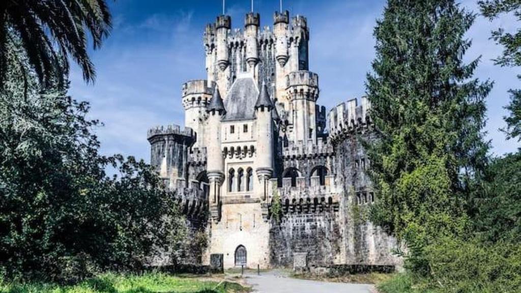 El castillo medieval que se esconde en un bosque centenario de Euskadi.