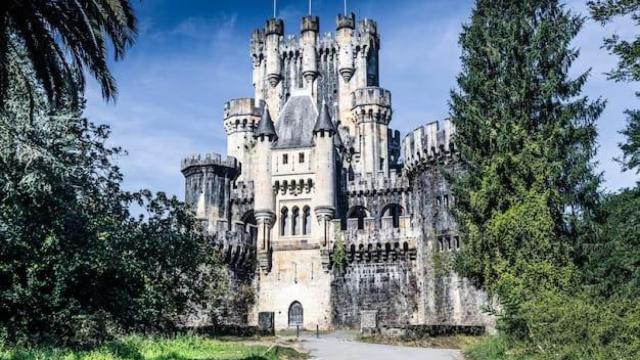 El castillo medieval que se esconde en un bosque centenario de Euskadi.