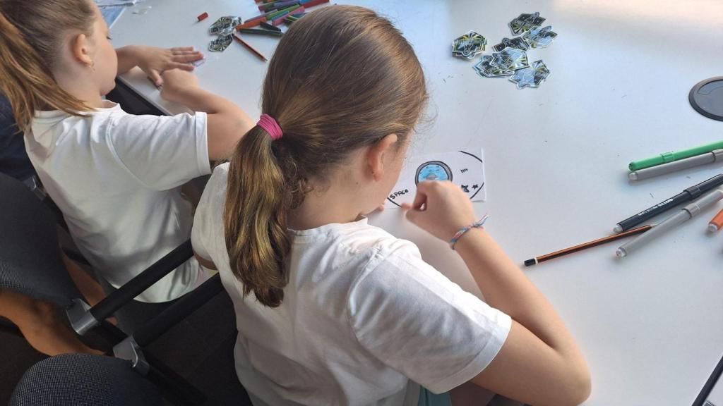Niños realizando su postal